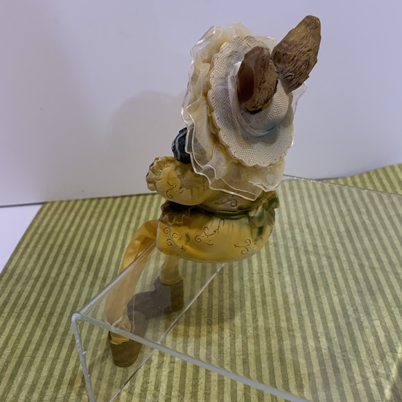 Sitting bunny resin figurine swinging legs - Picture 5 of 14